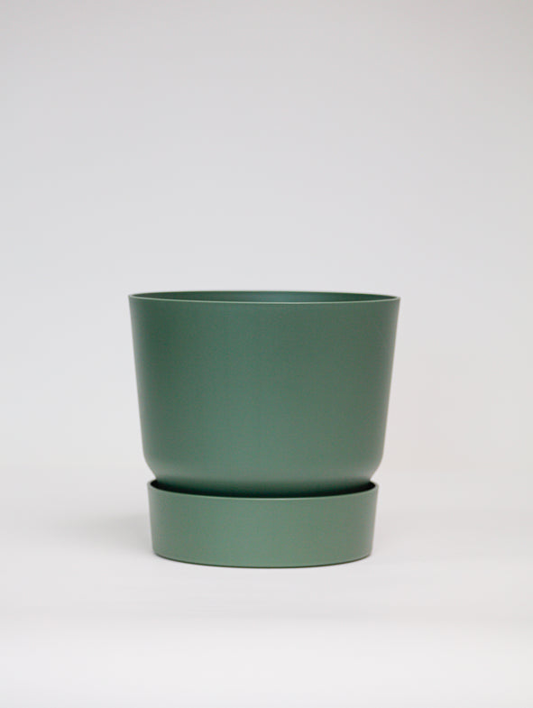 Medium green Elho reservoir pot.